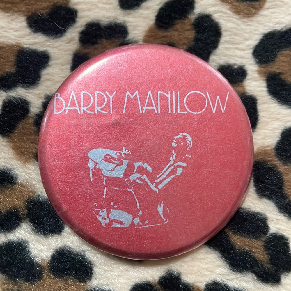 BARRY MANILOW 🎹 Vintage Rock Button Pin Pinback Collectible Mandy Copacabana